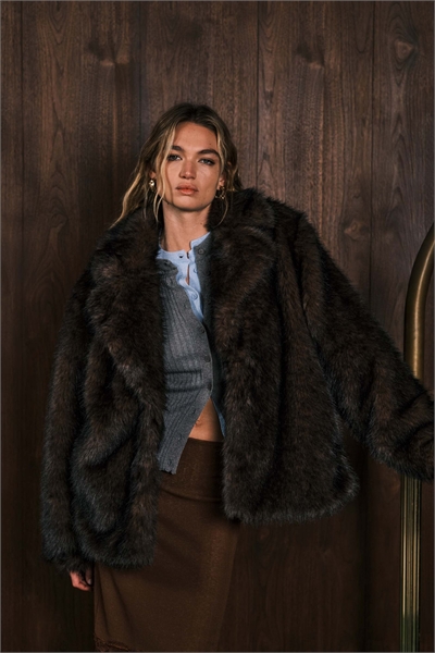 Объемное короткое пальто из искусственного меха с акцентом на воротнике артикул 151671024