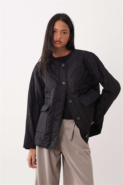 Короткая стеганая куртка Onion с карманами, черного цвета артикул 149660087