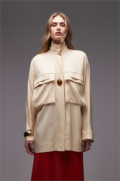 Атласная рубашка-куртка со скрытой застежкой и высоким воротником артикул 153593518