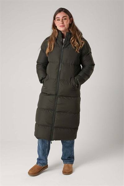 Длинная стеганая куртка-пуховик с капюшоном цвета хаки артикул 152209283