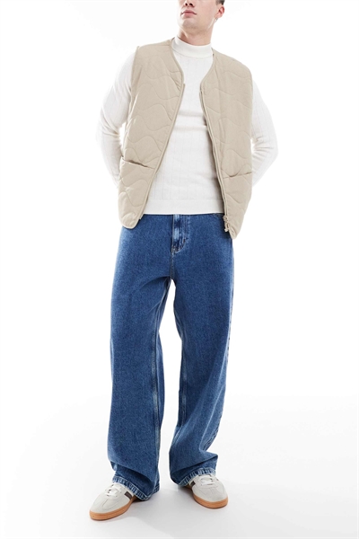 В широких джинсах артикул 148995050