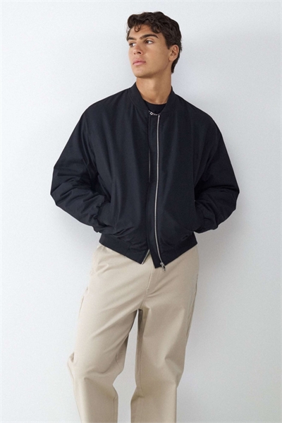 Бомбер черного цвета артикул 155494671