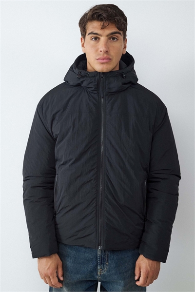 Пуховик черного цвета артикул 155494215