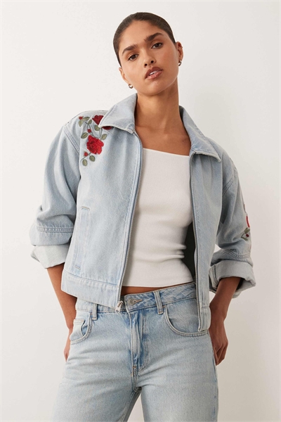 Джинсовая куртка с цветочной вышивкой артикул 155930100