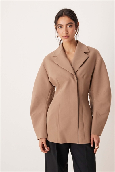 Жакет с зауженной талией и воротником, скроенный по фигуре артикул 153153800