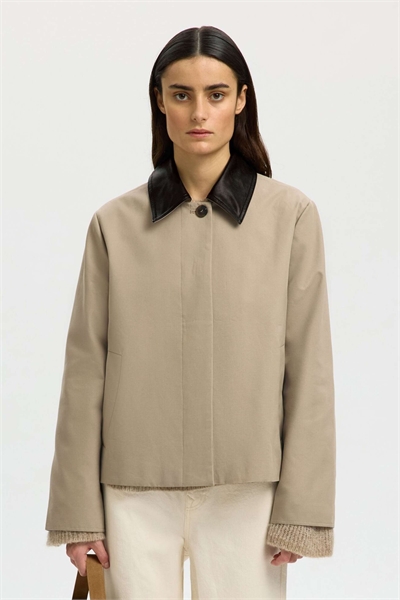 Короткая куртка с контрастным воротником цвета «камень» артикул 156047058