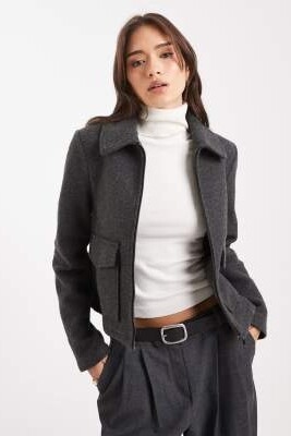 Укороченный фетровый пиджак с карманами темно-серого меланжевого цвета артикул 150559851