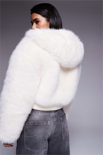 Короткое пальто из искусственного меха Weekend Collective кремового цвета артикул 143301048