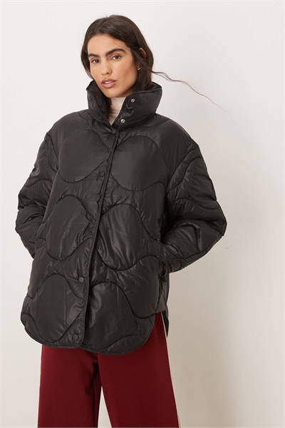Свободная стеганая куртка с высоким воротником артикул 148407886