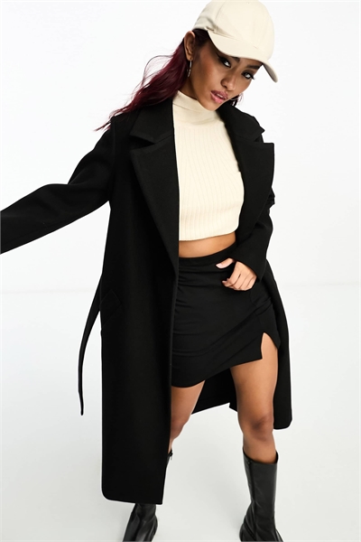 Черное пальто средней длины с поясом артикул 130855196