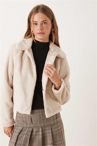 Короткая куртка из искусственного овчины кремового цвета артикул 143724745