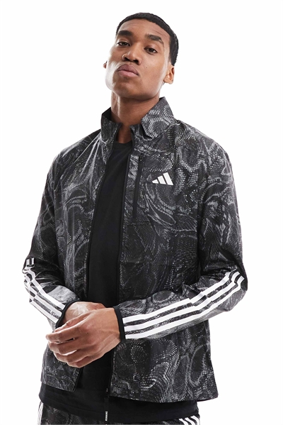 Куртка Adidas Running Own the Run с принтом по всей поверхности, черного цвета артикул 139175611