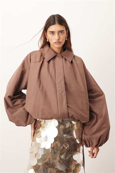 Оверсайз-куртка-бомбер с рукавами-баллонами насыщенного коричневого цвета артикул 146740513