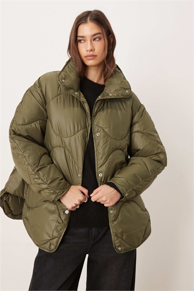 Свободная стеганая куртка с высоким воротником артикул 148407885