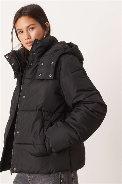 Короткая утепленная куртка с капюшоном черного цвета артикул 149288239