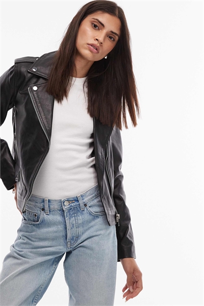 Кожаная куртка в стиле байкера артикул 150177822