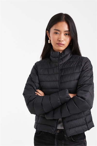 Куртка с воротником-воронкой и утеплением, черного цвета артикул 147620274