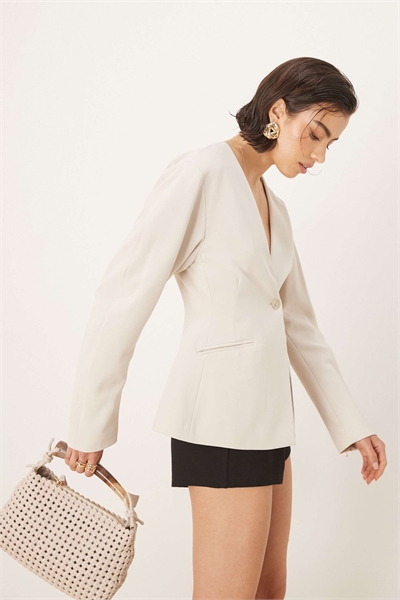 Блейзер с зауженной талией и скульптурными рукавами светло-бежевого цвета артикул 148195499