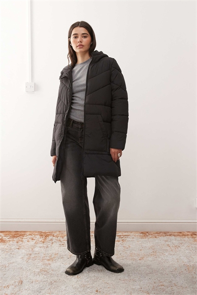 Пуховик с капюшоном и длинной линией артикул 147664997