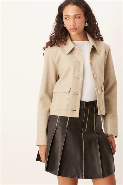 Короткая элегантная куртка бежевого цвета артикул 143701911
