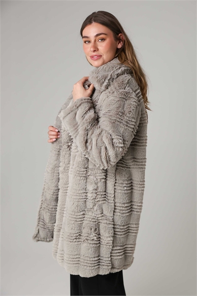Текстурированное пальто с большим воротником-лацканом из искусственного меха светло-серого цвета артикул 152399442