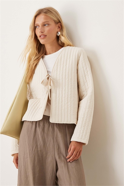 Стеганая куртка с завязками спереди кремового цвета артикул 147690076