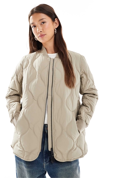 Короткая стеганая куртка-подкладка зимнего цвета «бежевый» артикул 150907292