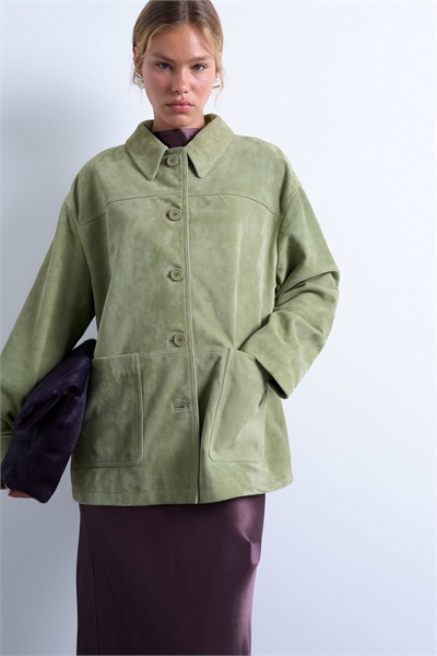 Куртка прямого кроя с накладными карманами из натуральной замши премиум-класса артикул 141735510