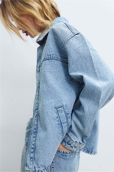 Джинсовая куртка с накладными карманами и стразами из джинсовой ткани средне-голубого цвета артикул 156290035