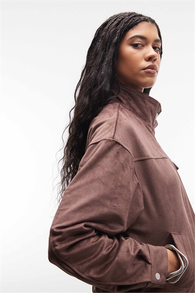 Куртка с воротником-воронкой из искусственной замши шоколадно-коричневого цвета артикул 155209907