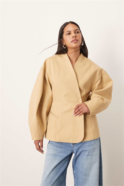 Керамическая куртка с овальными рукавами и затянутой талией в цвете «верблюжий» артикул 142742418
