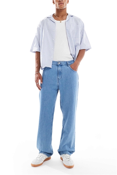 Джинсы свободного кроя с эффектом «потертости» в стиле девяностых артикул 148901299