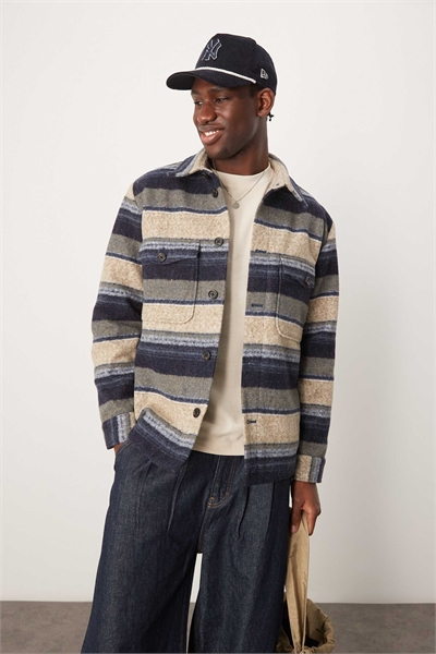 Рубашка-куртка кремового цвета с темно-синими полосками и карманами артикул 140413368