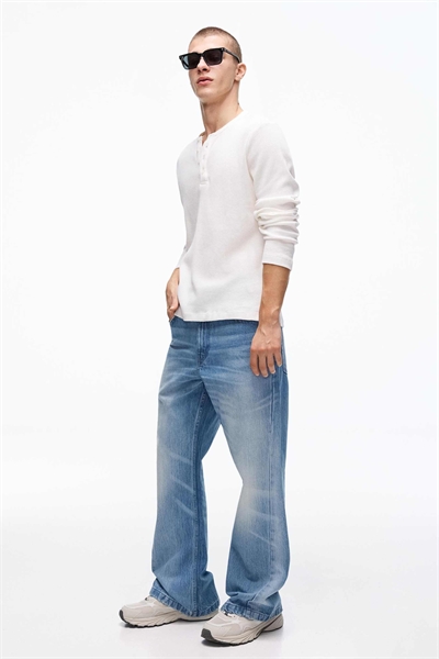 Джинсы свободного кроя с расклешенными штанинами артикул 155723602