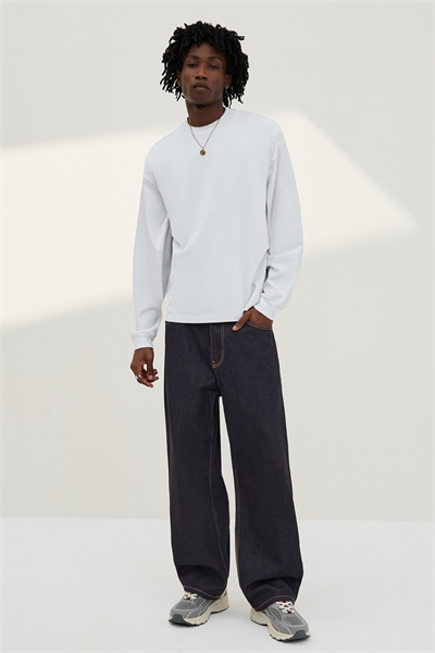 Джинсы с расклешенными брючинами и вышивкой артикул 155723705