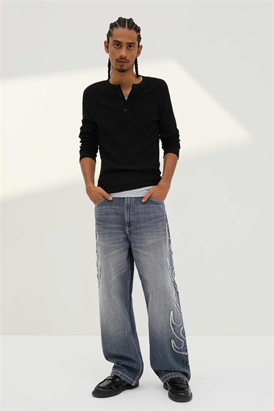 Джинсы с широкими штанинами и нашивками артикул 155657256