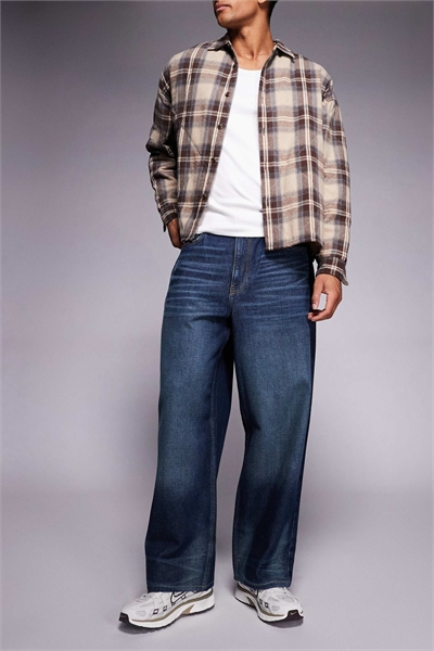 Джинсы свободного кроя с эффектом потертости артикул 153319733