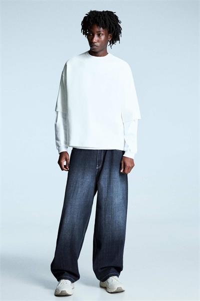 Джинсы с очень широким кроем, с нашивками и заклепками артикул 154896015