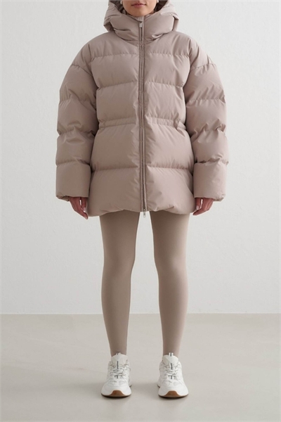 Куртка-пуховик темно-глинистого цвета артикул 153097057