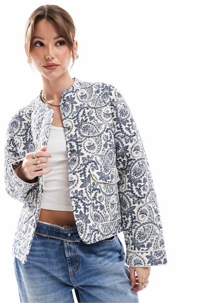 Стеганая куртка с синим жаккардовым принтом артикул 140196390