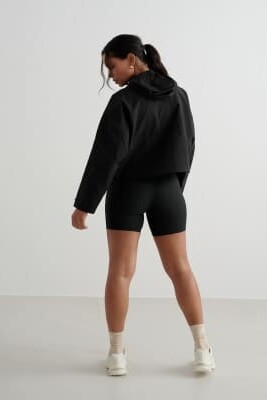 Черная водонепроницаемая куртка черного цвета артикул 142298109