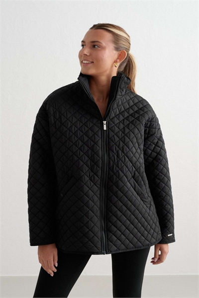 Черная укороченная стеганая куртка черного цвета артикул 142298028