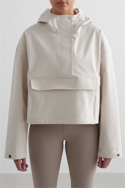 Короткая водонепроницаемая куртка из глины бежевого цвета артикул 145034151