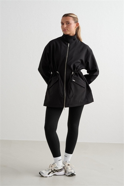 Черная куртка из мягкой ткани черного цвета артикул 142297985