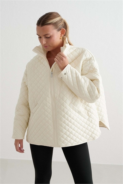 Белая укороченная стеганая куртка с миндальным оттенком артикул 142298073