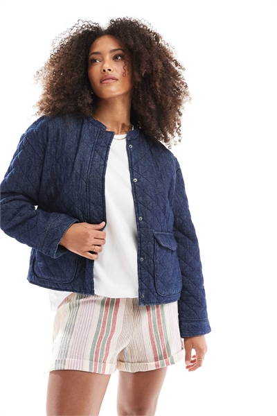 Стеганая джинсовая куртка с карманами спереди темно-синего цвета артикул 141242241