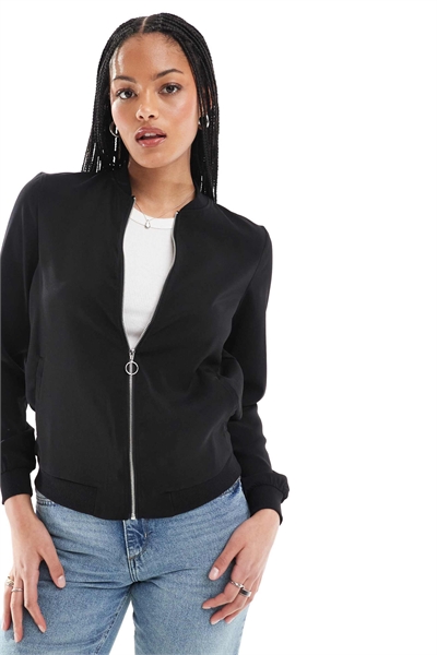 Легкая куртка-бомбер с застежкой-молнией спереди, черного цвета артикул 140259229