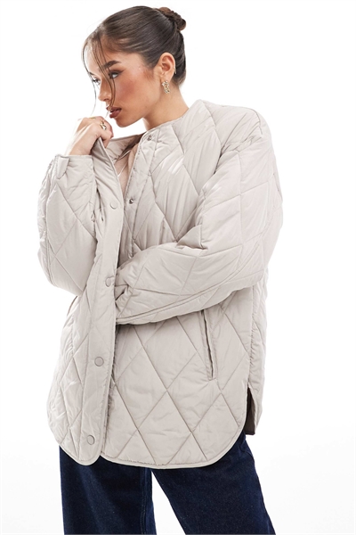 Стеганая легкая куртка серого цвета артикул 136669176