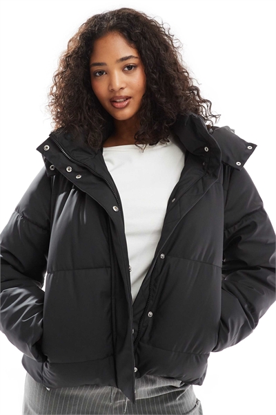 Короткая утепленная куртка с черным покрытием артикул 138171223