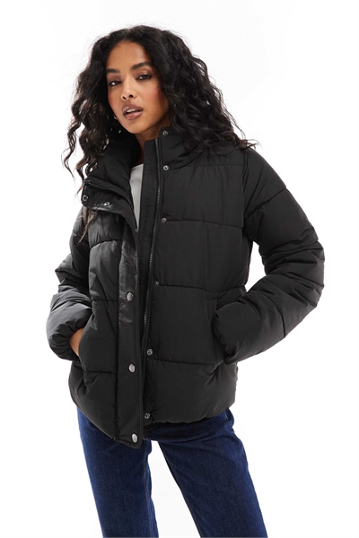 Куртка с воротником-воронкой и утеплением, черного цвета артикул 136337275